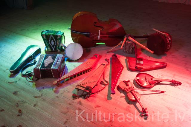 Folkloras kopa "Liepu laipa" klusā daba